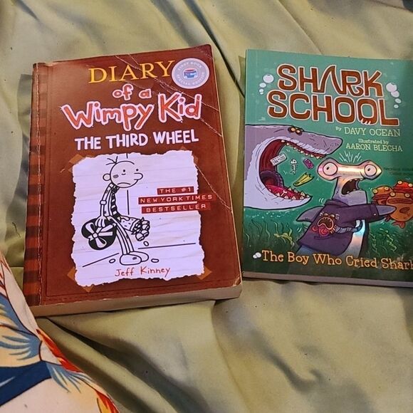 Two kids books diary of a wimpy kid&shark school - Picture 2 of 3